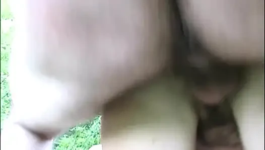 Pantat bahenol tante seksi ini dientot habis-habisan sama teman-temannya di taman umum