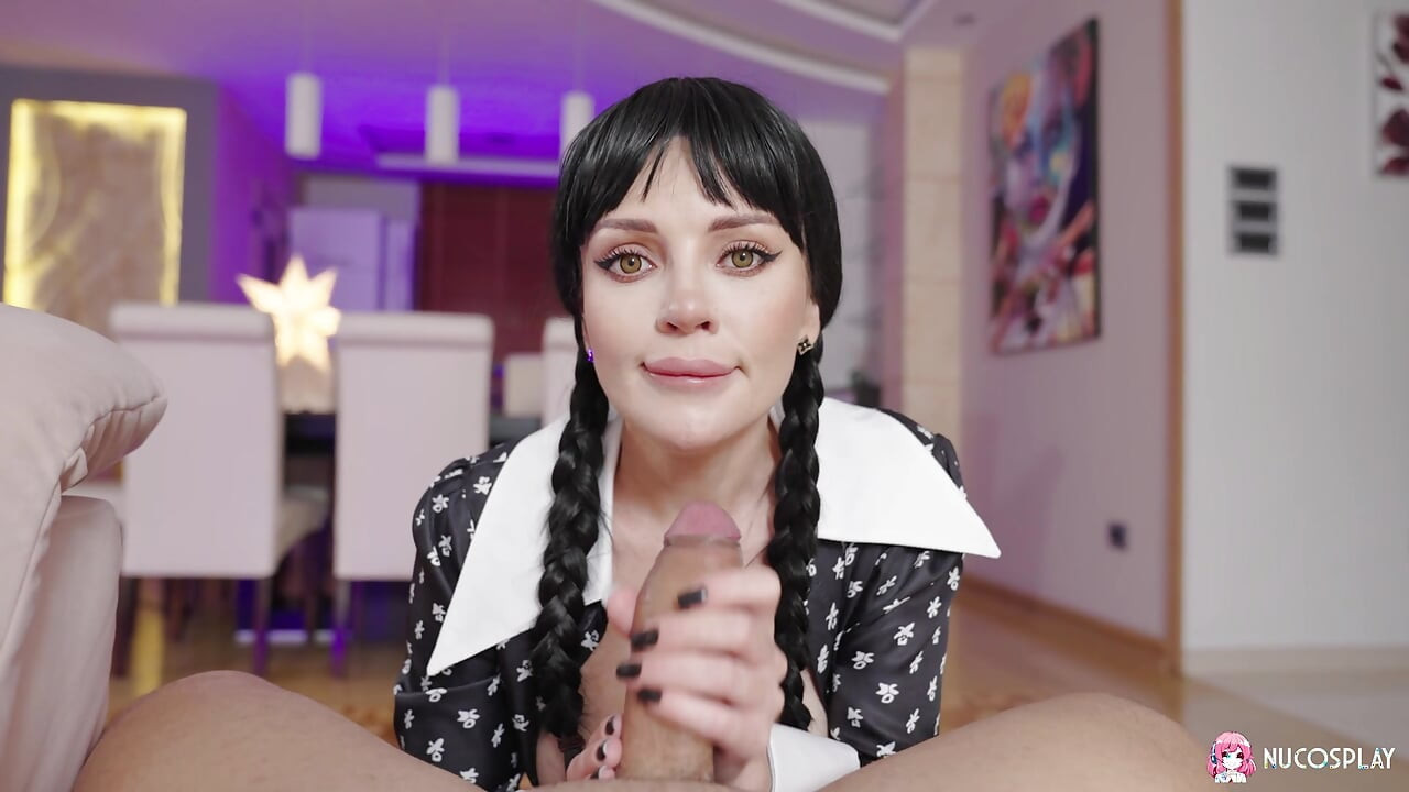 Crnokosa devojka sa dugom kosom Luna Rule se žestoko jebala.