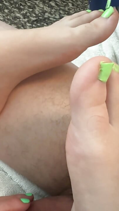 Papi pinta mis uñas de los pies como el Grinch mientras acaricio y chupo su gran polla