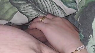 लेस्बियन सौतेली मम्मी होटल के कमरे में पहली बार सौतेले बेटे को हाथों से लंड चुदाई देगी