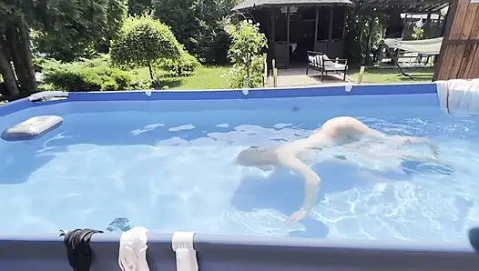 Açık havuzda oyun