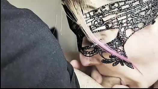 Послеобеденное обслуживание горла - черное платье глотает каждую каплю