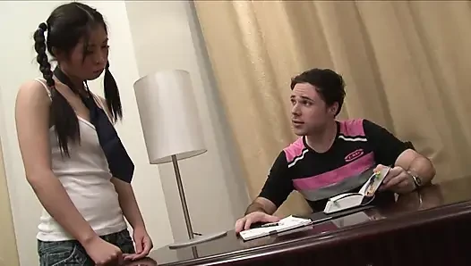 Девушка принимает толстый член в ее сладкий рот