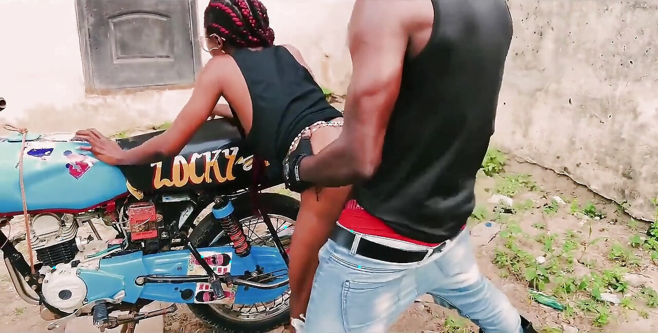Sexo em pé em uma bicicleta - gangster motociclista petite fode seu homem em garagem pública