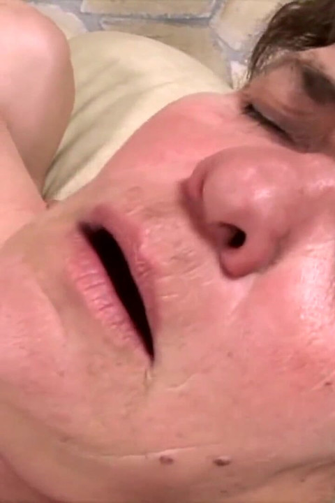 Dünne studentin fickt oma mit schlaffen titten und sie stöhnt