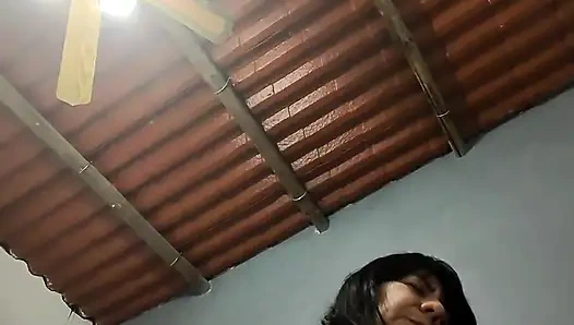 Kami pergi ke pesta dan Riva tidak mengenakan pakaian dalam, dan kami berakhir di salah satu kamar