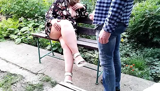 Stiefsohn kommt auf die nackten beine der stiefmutter