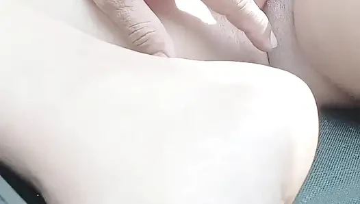 Трахаю пальцами сексуальную Curlisita в машине (тугая киска в видео от первого лица)