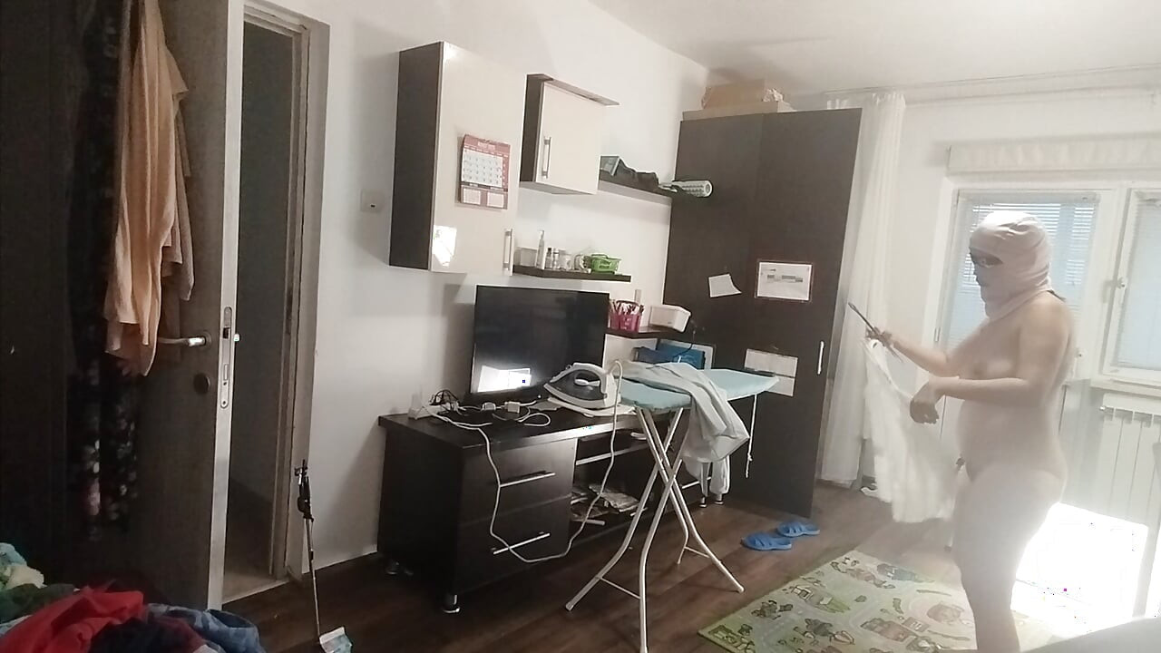 Morena sexy fazendo tarefas nuas em casa