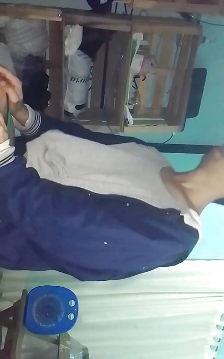 Yeşil meraklıları giyiyorum, o beni emiyor ve domaltarak sikişiyoruz
