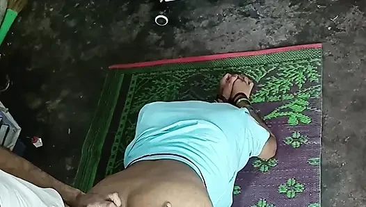 Büyük genç kız domaltarak yarak emiyor