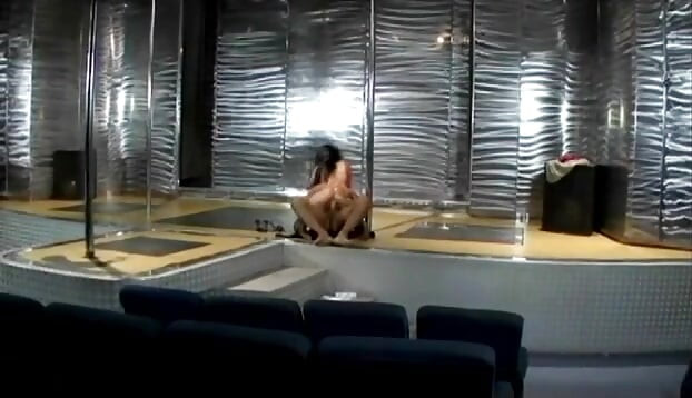 Latina strip plaagt op paal en neemt een lul