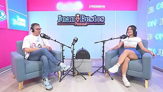 Camila Henao глубоко заглатывает: она принимает мясистый член своего бойфренда всю в глотку и в конечном итоге получает полный рот спермы