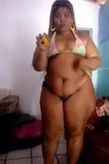Gostosa medindo o rabo