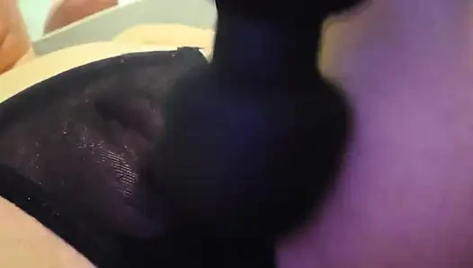 Оргазм клитора сексуальной милфы через трусики с помощью вибратора..