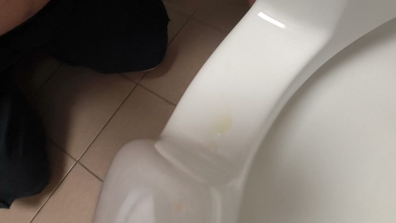 Menjilat dan mencium dudukan toilet di toilet umum yang basah oleh kencing orang asing