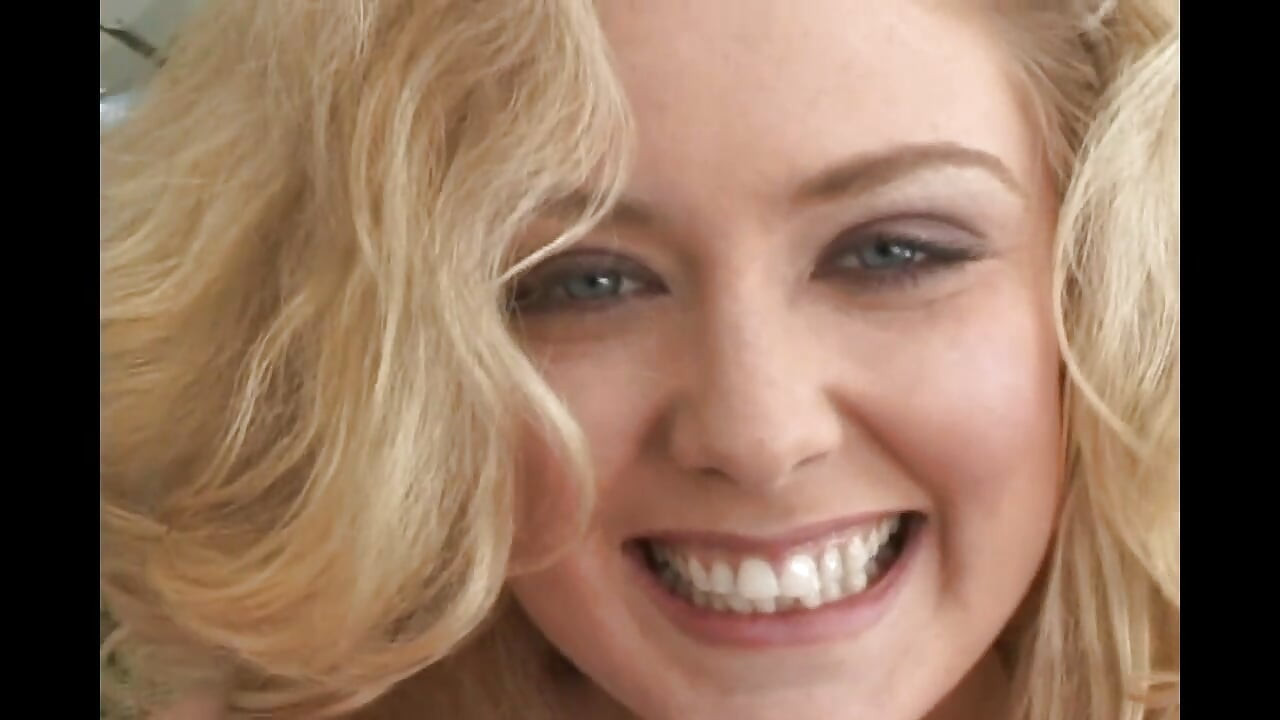 Plavuša kurva prska i obožava analni seks