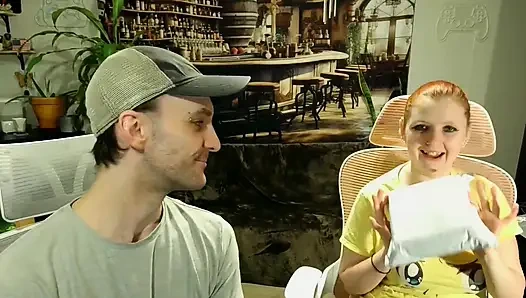 Cewek sange ini lagi asik unboxing memeknya sampai dicrot di dalam