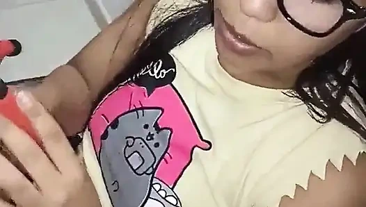 Ich ficke die heiße und saftige muschi meiner ehefrau, 18 jahre alte brünette junge frau, super heiß