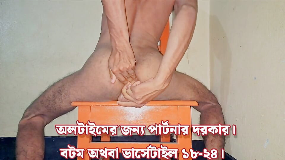 男孩晚上独自在他的房间里自慰，使用他的后门，但即使这并不能满足他。