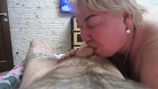 Tante semok ini lagi asik nyepong kontolku sampai aku crot