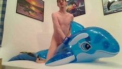Typ fickt Bade Delfin - Guy fucks rubber dolphin