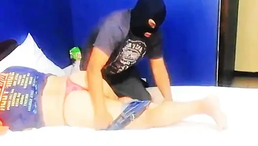 Я нахожу мою мачеху в ее комнате, и я лижу ее киску