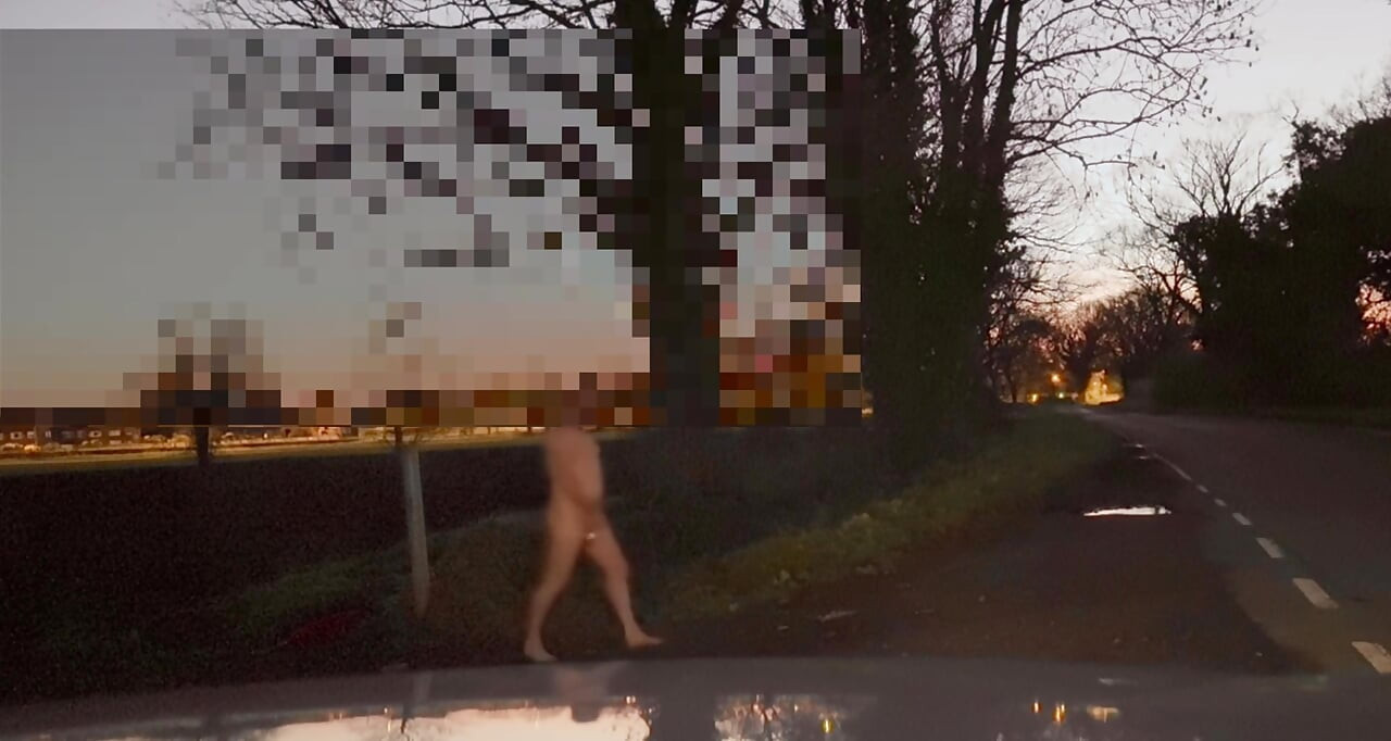 Nagi z moją piersią w powietrzu, gdy furgonetka przejeżdża