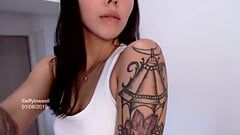 Frumoasa webcamer slabă columbiană Effyloweell îți arată fiecare dintre tatuajele care îi înfrumusețează corpul