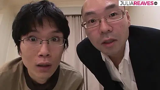 Azgın kız büyük bir yarağı emiyor ve sonra ağzına boşalıyor