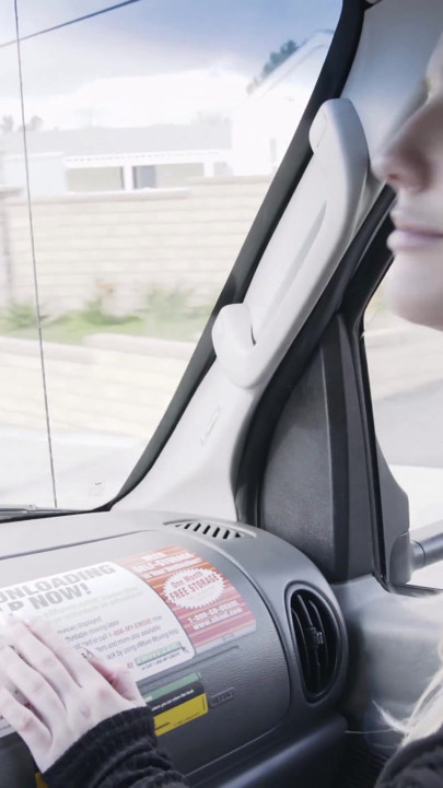 Teenfidelity- britney light dientot habis-habisan di belakang mobil van | Klip 1