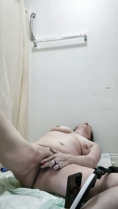 Cripplefreak4u Uses Her Fucking Machine for the First Time