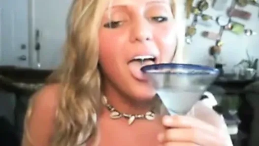 Chica traviesa le gusta beber su propio jugo