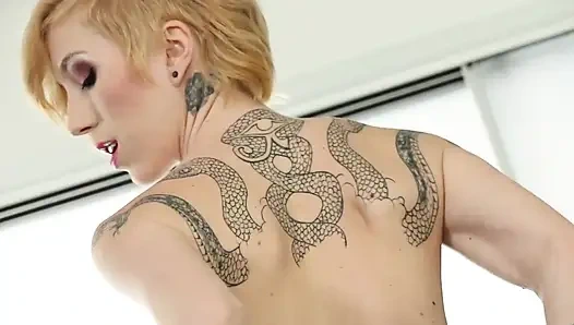 Cewek seksi rambut pirang dientot habis-habisan sama kontol besar sampai mengerang keenakan