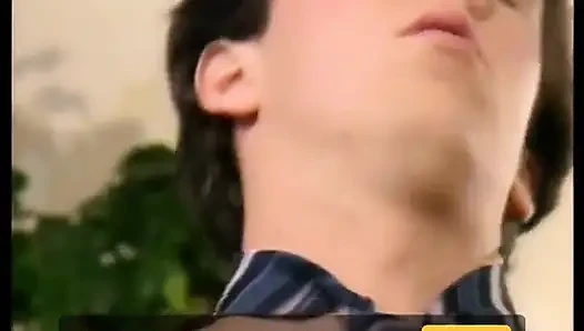 Güzel memeli sarışın Vixen oturma odasında sert yarağı emiyor ve sikiyor
