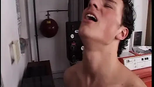 Две немецкие милфы трахнули в одном доме