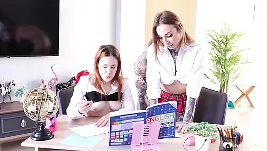 İki kız öğrenci ile yoğun bgg üçlü grup seks