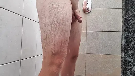 Azgın yarak duşta tıraş ediliyor ve boşalıyor