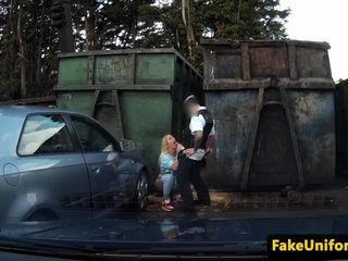 Blond brittisk slampa pussyfucked av polis utanför