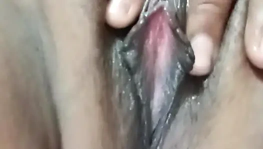 Einzelnes mädchen fingert in ihrer muschi und vergnügen