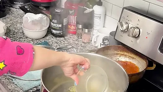 Ein großer Hintern für deinen gedemütigten kleinen Schwanz