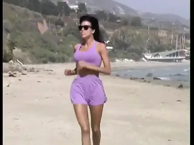 Jalang blonde cantik kongkek awam dengan tetek besar tua menjilat pepek di pantai