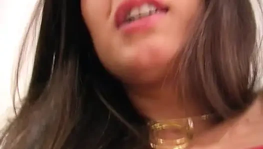 Videoyu çeken arkadaşının önünde mastürbasyon yapıyor