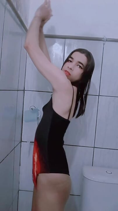 그녀는 수영복을 입고 팬티를 입은 Carlazinha