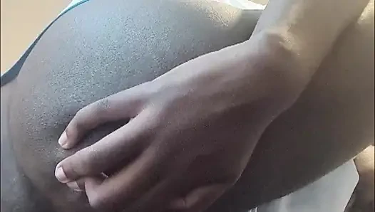 Kremsi femboy götümün derinliklerinde büyük zenci yarağı dildo