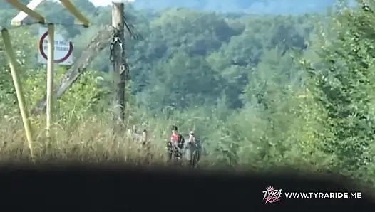 За кулисами съемка фильма для взрослых с блондинкой и брюнеткой