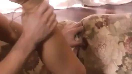 Cewek kelamin rambut pirang dengan toket lembut ini lagi asik nyepong kontol besar sebelum memek botaknya dientot habis-habisan