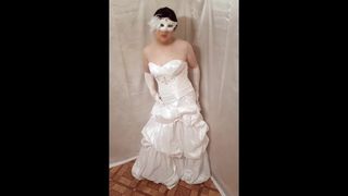 Verdorbene Braut in ihrem neuen Kleid
