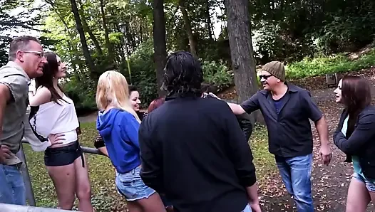 Cewek sange ini di-gangbang habis-habisan di luar ruangan