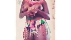 Thicc chica africana en topless usa el teléfono como espejo